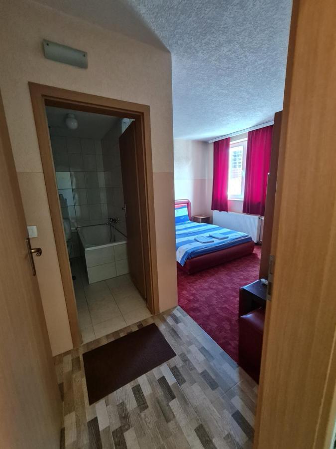 Holiday Ferizaj Exteriör bild