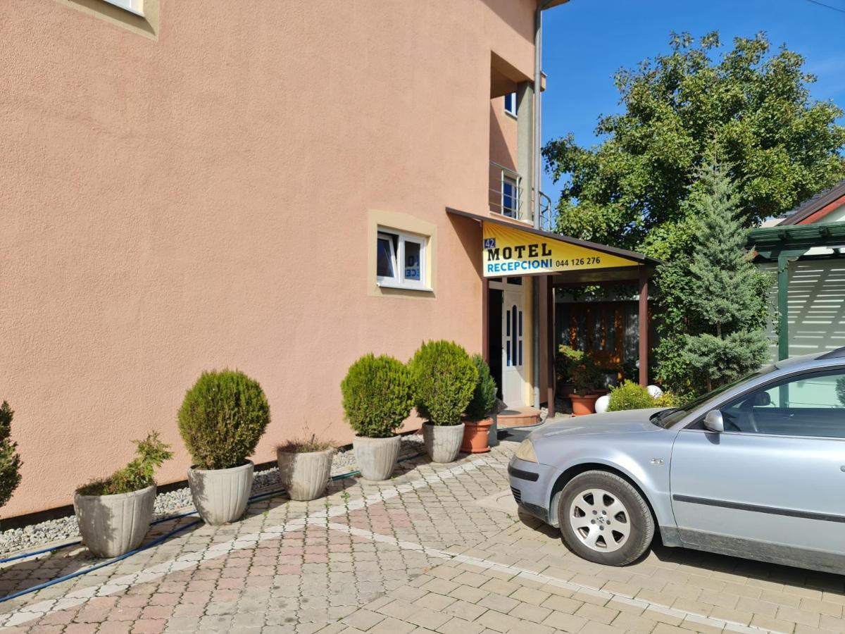 Holiday Ferizaj Exteriör bild