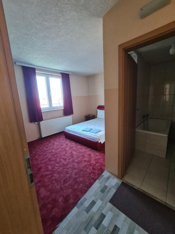 Holiday Ferizaj Exteriör bild