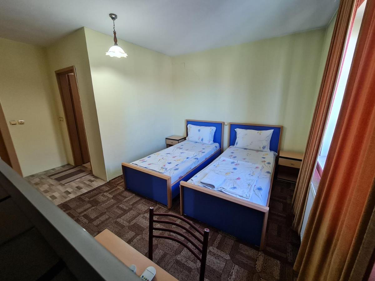 Holiday Ferizaj Exteriör bild